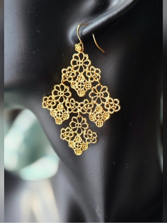 Stella & Dot Jewelry - Stella & Dot Gold Floral Filigree Dangle Earrings